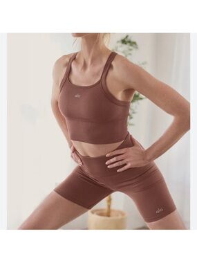 ALO Yoga Ribbed Crop Sports Bra - Chocolate Brown